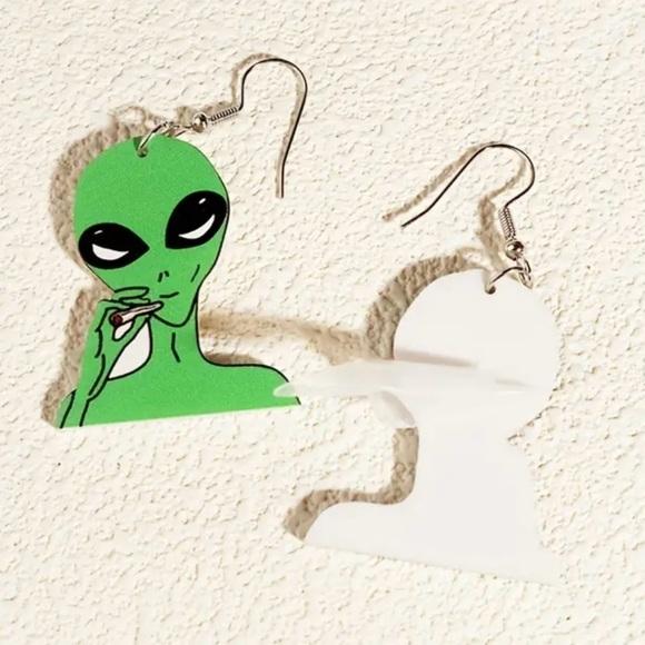 Green Alien Smoking Earrings – Funny Weirdcore Space Halloween Jewelry - Picture 6 of 11